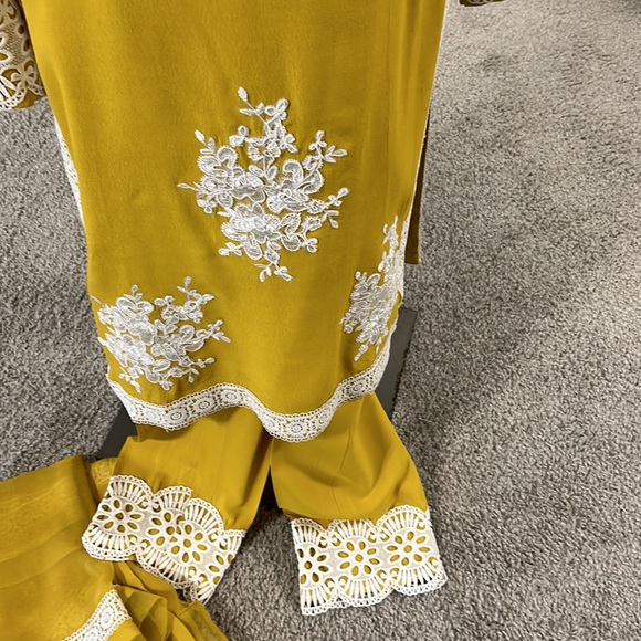 Kurta kameez pants off shoulder, mustard yellow white lace long sleeve - Picture 5 of 14